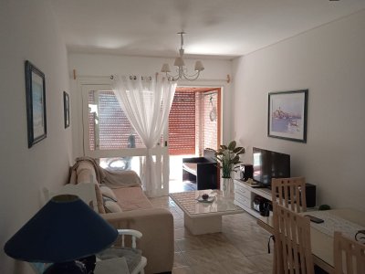 Oportunidad, apartamento de 2 dormitorios con  parcial vista mar. Punta del Este 