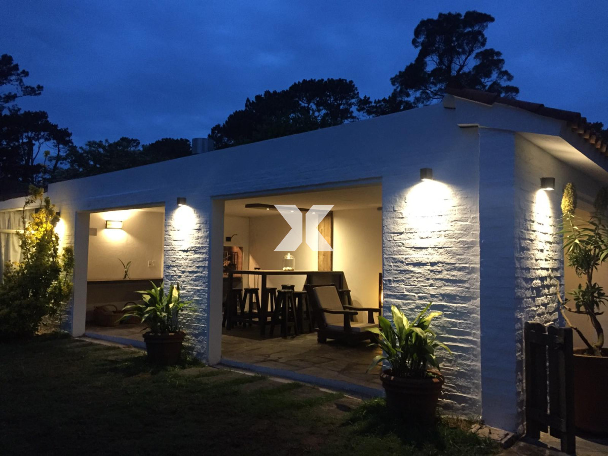 muy linda casa con jardín, parrillero y piscina. pronta para disfrutar! - xna254c