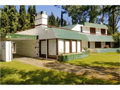 Vendo casa 5 dormitorios con piscina, primeras paradas playa mansa a 300 m del mar, Punta del Este.