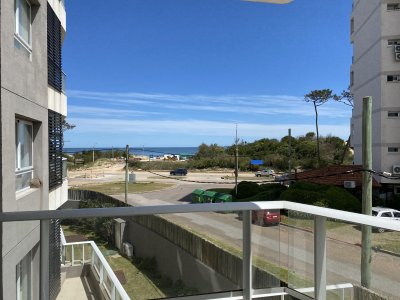  Venta de apartamento en Mansa, con parrillero propio, vista al mar. Punta del Este