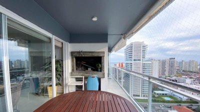 Venta y Alquiler anual  en oportunidad apartamento de 3 dormitorios y 3 baños con balcón con parrillero en Punta del Este 