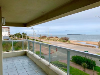 Apartamento Primera Fila Playa Mansa de Dos Dormitorios en Venta Punta del Este