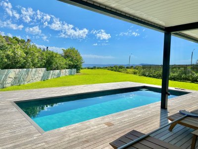 Casa de Cuatro dormitorios en frente al Mar en venta, Punta Ballena 