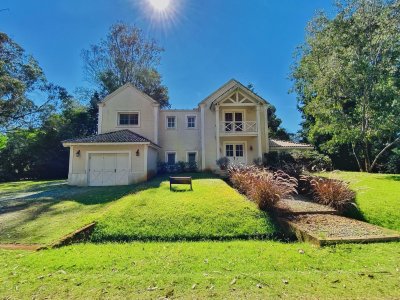 Casa en Venta Barrio Laguna Blanca Punta del Este Cuatro Dormitorios